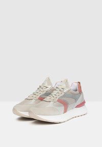 Sneaker beige e grigie con texture in rete e camoscio, con dettagli rosa, suola bianca e lacci piatti. Design atletico classico.