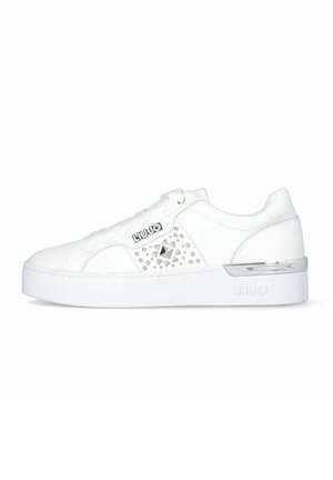 Sneaker bianco con tomaia in pelle liscia, borchie a piramide sui lati e un dettaglio sul tallone trasparente. Logo sulla linguetta.