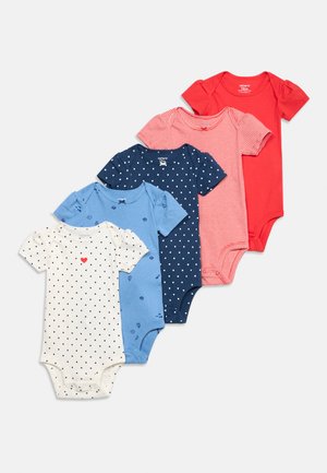 Cinq bodies pour bébé à manches courtes en rouge, rayé rouge et blanc, bleu marine à pois blancs, bleu clair avec petits motifs, et blanc à pois bleus avec un cœur rouge.