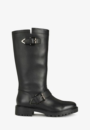 Bottes en cuir noir montant jusqu’au genou avec une finition texturée, des accents de boucles réglables et une semelle en caoutchouc épaisse pour plus d'adhérence.