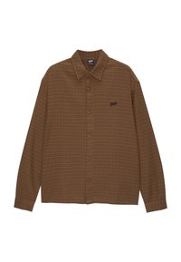 Camisa marrón a cuadros con botones, cuello abierto, mangas largas y un pequeño logo en el pecho. Hecha de tela ligera.