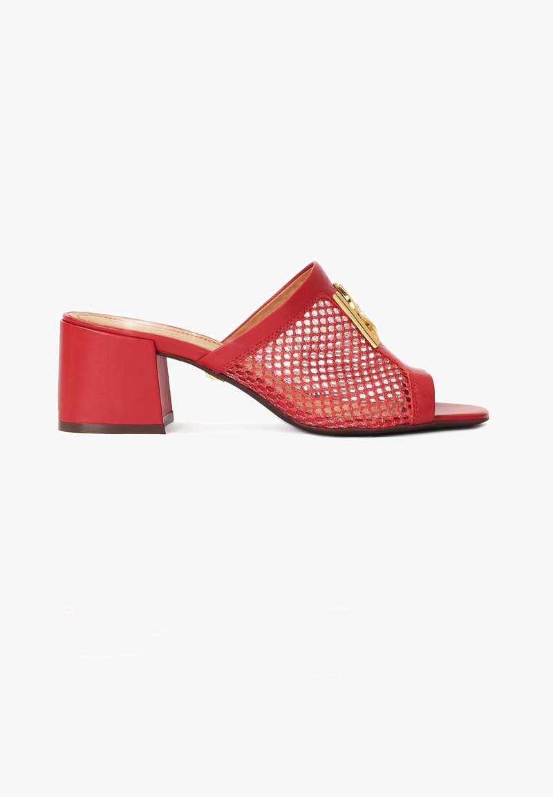 Sandale mule rouge à talon avec bout ouvert, panneaux latéraux en mesh, talon bloc et boucle décorative dorée sur le dessus.