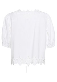 Blusa bianca corta con maniche a sbuffo, bordi ricamati a forma di scallop lungo il colletto e l'orlo, con un dettaglio a fiocco sul retro.