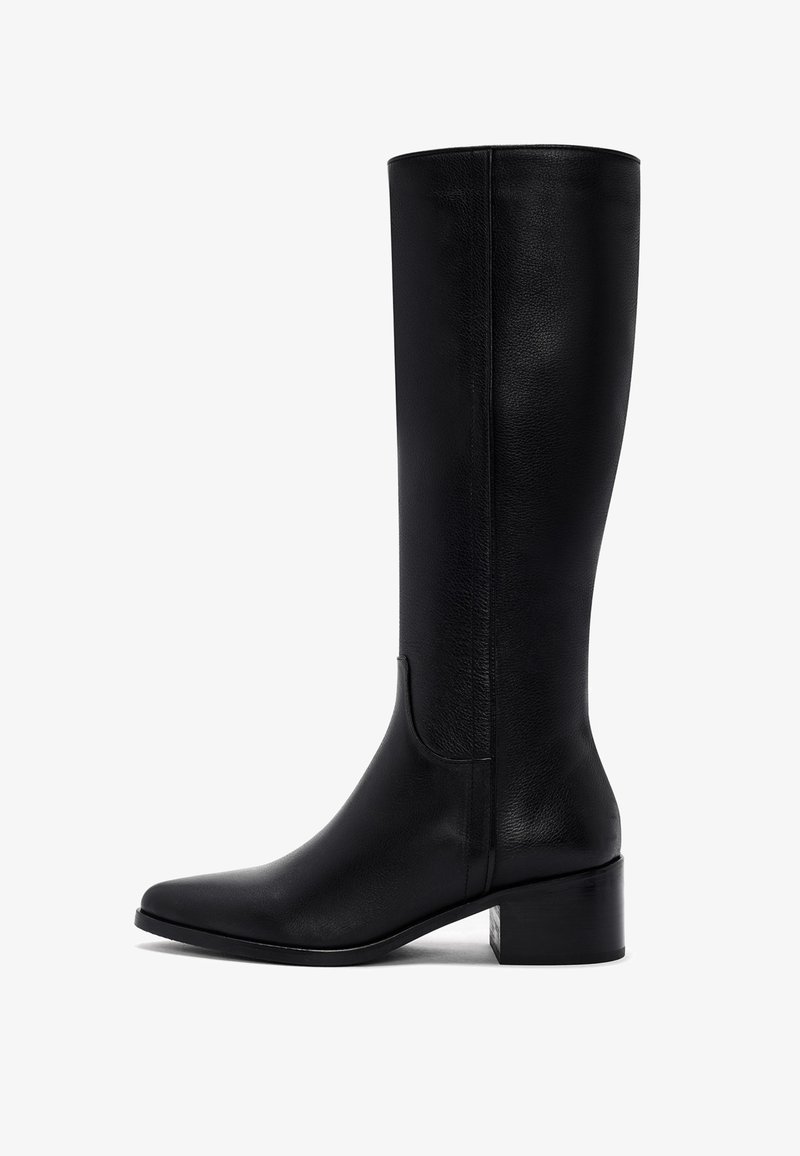 Bottes en cuir noir montantes, avec un bout pointu, un talon bloc et une texture lisse. Présente un design épuré avec un minimum de détails.