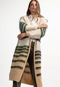 Sweter dziewiarski w kolorze beżowym, zielonym i kremowym z poziomymi paskami, z otwartym przodim, długimi rękawami i teksturowanym materiałem.