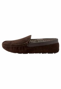 Mocassin en daim marron avec une doublure intérieure douce et pelucheuse ; il présente un bout arrondi et une semelle en caoutchouc pour une meilleure adhérence.