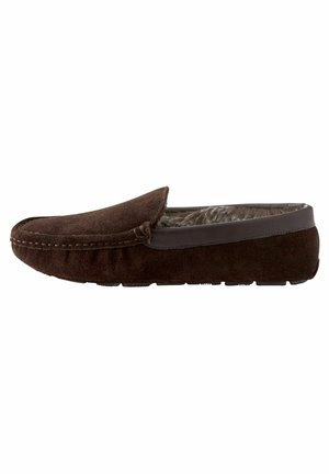 Mocasines de ante marrón con un suave y esponjoso forro interior; cuentan con una punta redondeada y una suela de goma para mayor agarre.