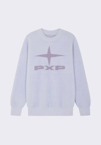 Felpa in pile azzurro chiaro con una texture morbida, caratterizzata da una grafica di una stella viola e il testo "PXP" centrato sul davanti. Collo rotondo, maniche lunghe.