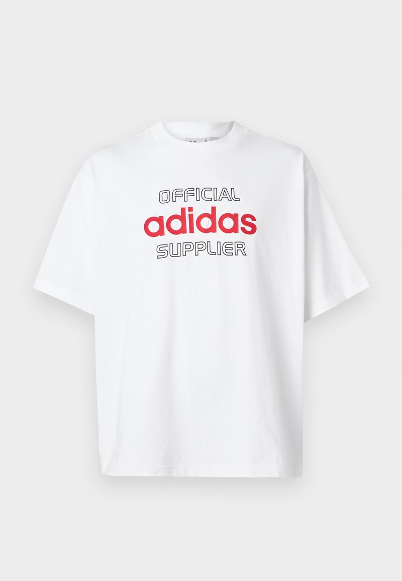 Camiseta blanca de manga corta con el texto "PROVEEDOR OFICIAL de adidas" en negro y rojo en el frente, cuello redondo, fondo liso.