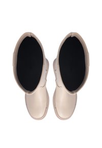 Stivaletti alla caviglia in pelle beige con superficie liscia, punte rotonde e un morbido interno nero. Presentano una suola bassa in gomma solida.