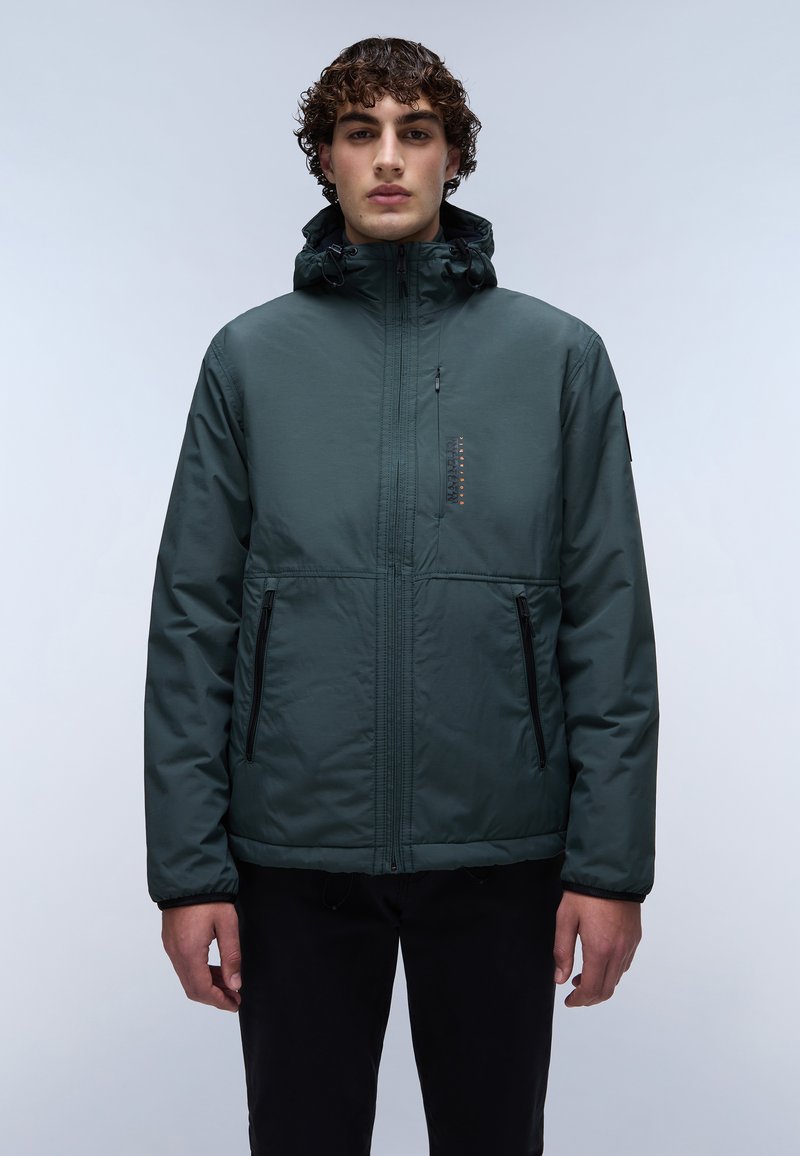 Chaqueta aislante de color verde oscuro con un alto collar, cremallera frontal y múltiples bolsillos con cremallera. Presenta una tela texturizada y una capucha ajustable.