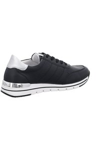 Schwarze Sneakers mit strukturiertem Obermaterial, durchlöchertem Design, weißer Sohle und silbernen Akzenten an der Ferse. Verfügt über einen klassischen Schnürverschluss.
