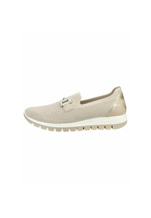 Lysebeige slip-on sneaker med åndbar strikket overdel, dekorativ spændedetalje, polstret hvid sål og tekstureret ydersål for greb.