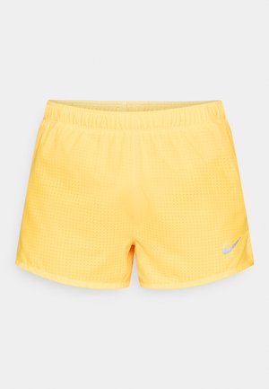 Pantaloncini sportivi gialli realizzati in materiale leggero e traspirante con una texture traforata. Presentano una cintura elastica e un piccolo logo argentato.