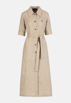 Beiges knielanges Leinenkleid mit kurzen Ärmeln, Knopfleiste vorne, Brusttasche, spitzem Kragen und passendem Stoffgürtel, der in der Taille gebunden ist.