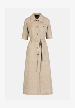 Bézs színű, térdig érő lenruha rövid ujjal, gombos elejű, mellzsebbel, hegyes gallérral, és azonos anyagból készült, derekán megkötött övvel.