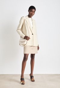 COACH MONOCHROME EMMY SADDLE BAG - Kabelka - chalk