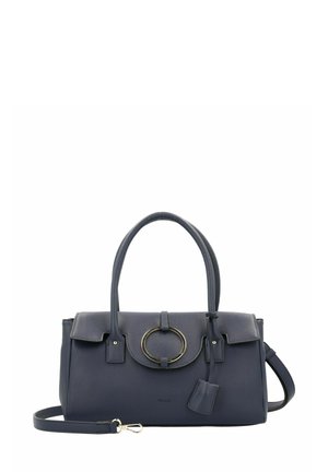 Sac à main en cuir marine avec deux poignées supérieures, bandoulière détachable, anneau métallique en accent et rabat avant avec fermeture à pression.