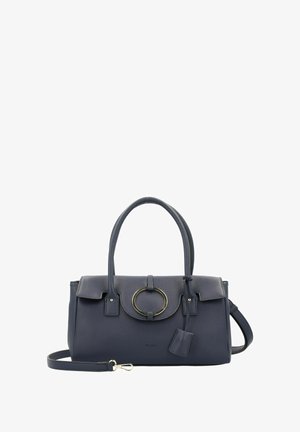 Sac à main en cuir marine avec deux poignées supérieures, bandoulière détachable, anneau métallique en accent et rabat avant avec fermeture à pression.