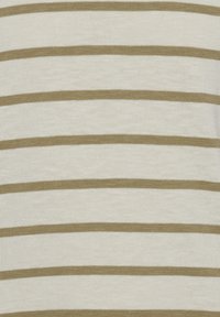 Tissu couleur crème avec des rayures tricotées horizontales marron clair régulièrement espacées.