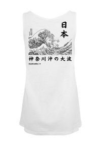 Weißes Tanktop mit einem schwarzen grafischen Druck von Wellen und japanischem Text, das einen klassischen Kunststil darstellt. Lockerer Schnitt, weicher Stoff.