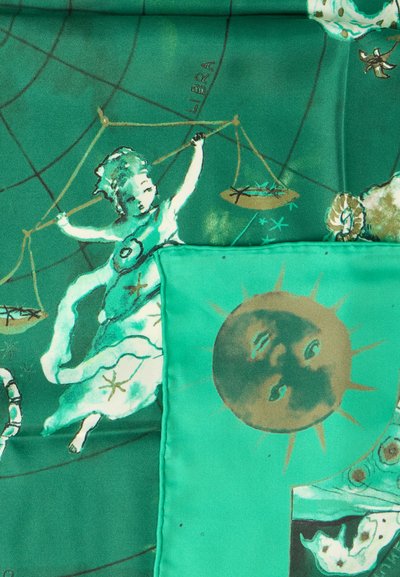 Πράσινο μεταξωτό μαντήλι με απεικόνιση μιας φιγούρας που κρατά ζυγαριές, με αστρολογικά στοιχεία και κυκλικό μοτίβο ήλιου σε αποχρώσεις καφέ και χρυσού.