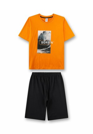 Orangenes Kurzarmshirt mit schwarz-weißem Surfwellengrafik-Motiv, kombiniert mit schlichten schwarzen Shorts mit elastischem Bund.