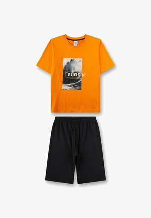 Orangenes Kurzarmshirt mit schwarz-weißem Surfwellengrafik-Motiv, kombiniert mit schlichten schwarzen Shorts mit elastischem Bund.