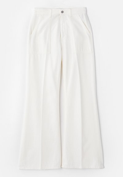 Pantalones de pierna ancha blancos, hechos de una tela suave, con bolsillos frontales y un cierre de botón único, con un diseño limpio y minimalista.