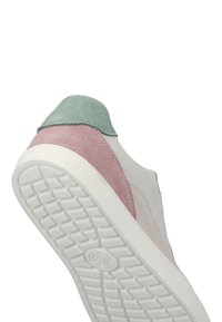 Sneaker basse con pelle bianca, dettagli in suede rosa e verde, suola in gomma testurizzata con motivo antiscivolo e punta rotonda.