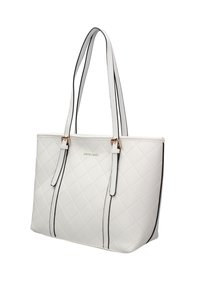 Witte gewatteerde tote bag met zwarte accentlijnen, twee schouderbanden en gouden hardware met een discreet logo aan de voorkant.