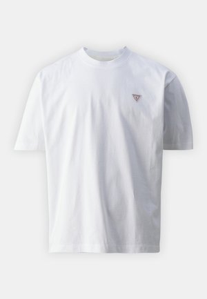 Weißes Baumwoll-T-Shirt mit runden Halsausschnitt, kurzen Ärmeln und einem kleinen roten Dreieckslogo auf der linken Brustseite. Glatte Textur.