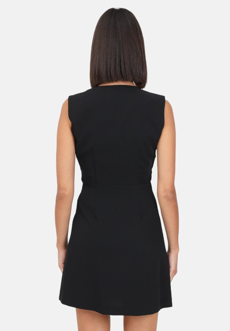 Schwarzes ärmelloses Kleid mit einem taillierten Oberteil und einem ausgestellten Rock. Glattes Material mit einer klaren, schlichten Silhouette. Keine sichtbaren Muster oder Akzente.