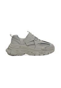 Jasnoszare sneakersy z grubą podeszwą, z warstwowym siateczkowym i syntetycznym materiałem oraz ozdobnymi czarnymi akcentami wzdłuż cholewki.