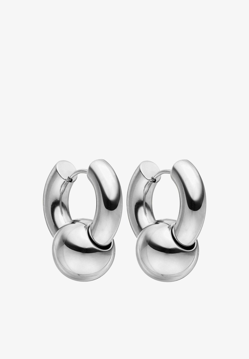 Silberne Metall-Hoop-Ohrringe mit runder Form, die eine glatte, glänzende Oberfläche und ein kreisförmiges, kuppelförmiges Detail an der Unterseite aufweisen.