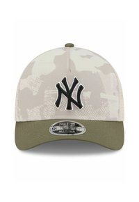 New York Yankees Cap im Camouflage-Muster, beige und olivgrün. Mit verstellbarem Riemen, gebogenem Schirm und gesticktem Logo in Schwarz.