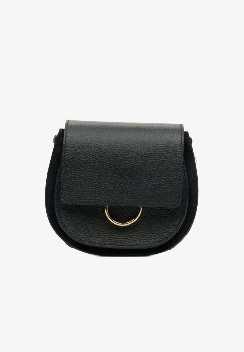 Zwarte leren schoudertas met een ronde vorm, een gestructureerde afwerking, een magnetische klep en een gouden metalen ringdetail aan de voorkant.