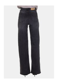 Jeans neri in denim a gamba larga con una texture liscia, due tasche posteriori e una cintura cucita. Il tessuto appare robusto e leggermente scolorito.