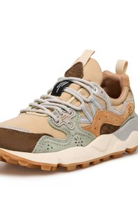 Zapatillas multicolor que combinan ante y cuero en tonos beige, marrón y verde. Punta redonda, acentos texturizados y suela de un tono marrón claro.
