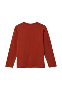 Langemouwen-shirt in een donkere roestkleur. Gemaakt van zachte stof met een ronde hals en een rechte zoom, zonder patronen of versieringen.