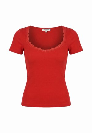 Haut rouge à manches courtes côtelé avec bordure en dentelle festonnée autour de l'encolure dégagée, style ajusté.