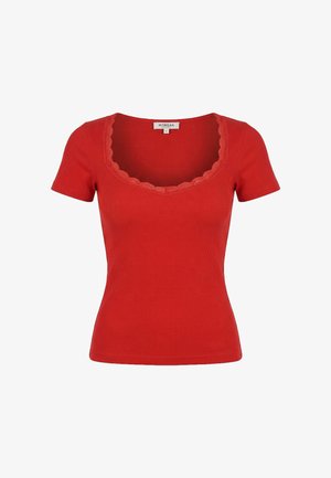 Haut rouge à manches courtes côtelé avec bordure en dentelle festonnée autour de l'encolure dégagée, style ajusté.
