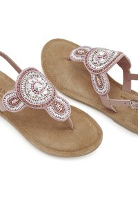 Sandali rosa con perline e decorazioni intricate, dotati di una comoda suola in ecopelle scamosciata color tan e un design con fascia a infradito.