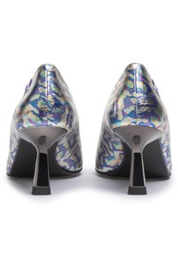 Scarpe con tacco alto con finitura metallica lucida e multicolore. Presentano una punta appuntita e un tacco nero elegante, con un pattern testurizzato.