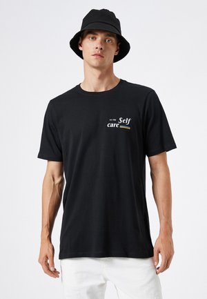 - T-shirt z nadrukiem