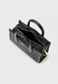 Czarna skórzana torebka o tkanej fakturze, z dwoma górnymi uchwytami, złotym zamkiem błyskawicznym i przestronnym wnętrzem. Posiada małą zawieszkę jako ozdobę.