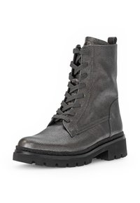 Bottes à lacets en matériau métallique texturé gris avec une semelle en caoutchouc noir épaisse et une languette à l'arrière pour un enfilage facile.