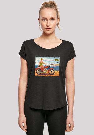 Schwarzes T-Shirt mit kurzen Ärmeln und einem bunten Retro-Druck, der eine Frau auf einem Motorrad vor einer Strandkulisse zeigt. Weicher Stoff, lockere Passform.