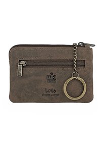 Billetera de cuero marrón con un acabado texturizado, que cuenta con un bolsillo con cremallera, un llavero de metal y detalles del logo en relieve en la parte frontal.