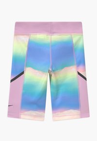 Barevné sportovní šortky s pastelovým gradientem v odstínech růžové, modré a zelené, s černým bočním akcentem a hladkým textilním povrchem.